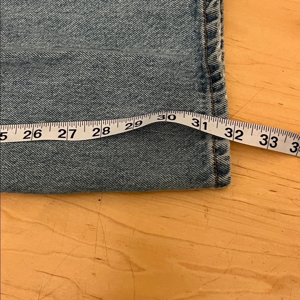 VTG Levi's 550 Light Blue Straight Jeans measures 34x32